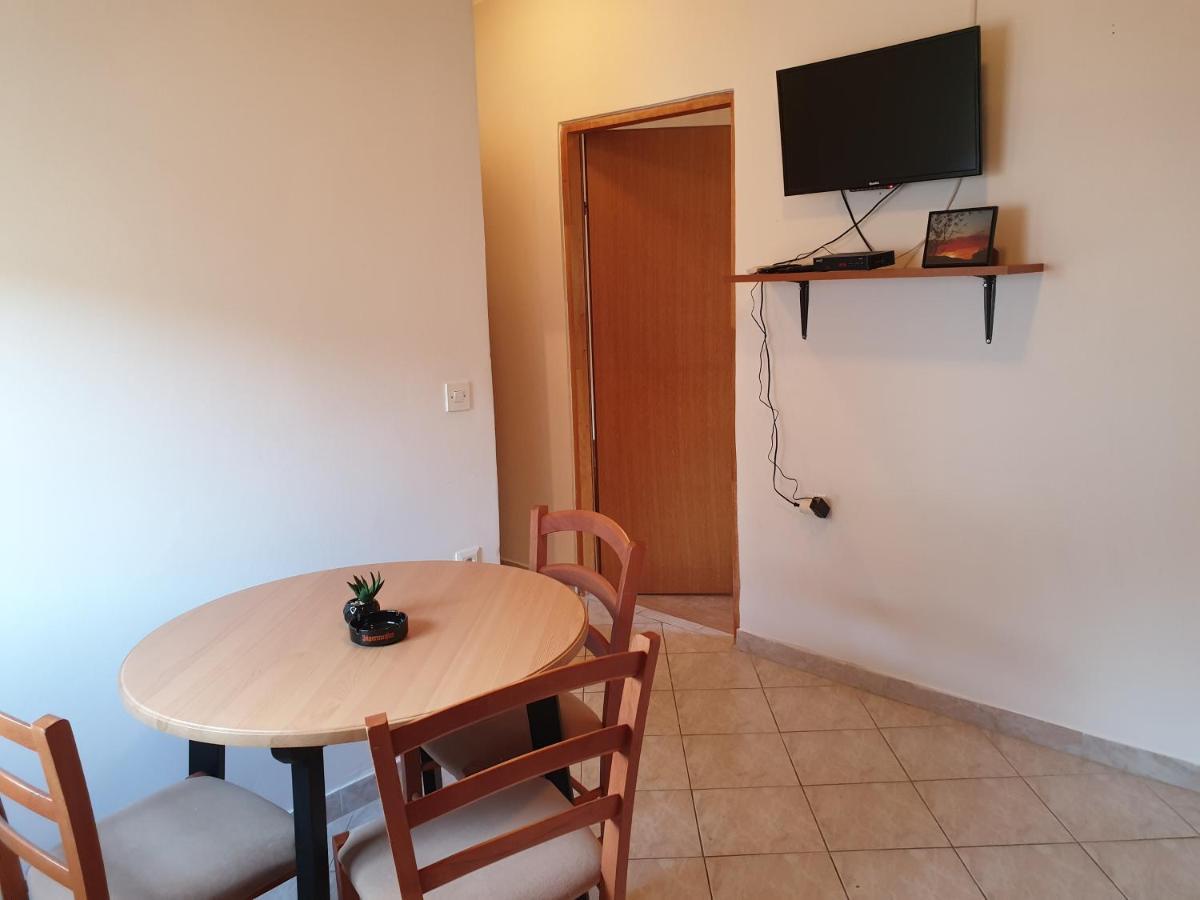 Apartmani Dalmatinka Metajna Esterno foto