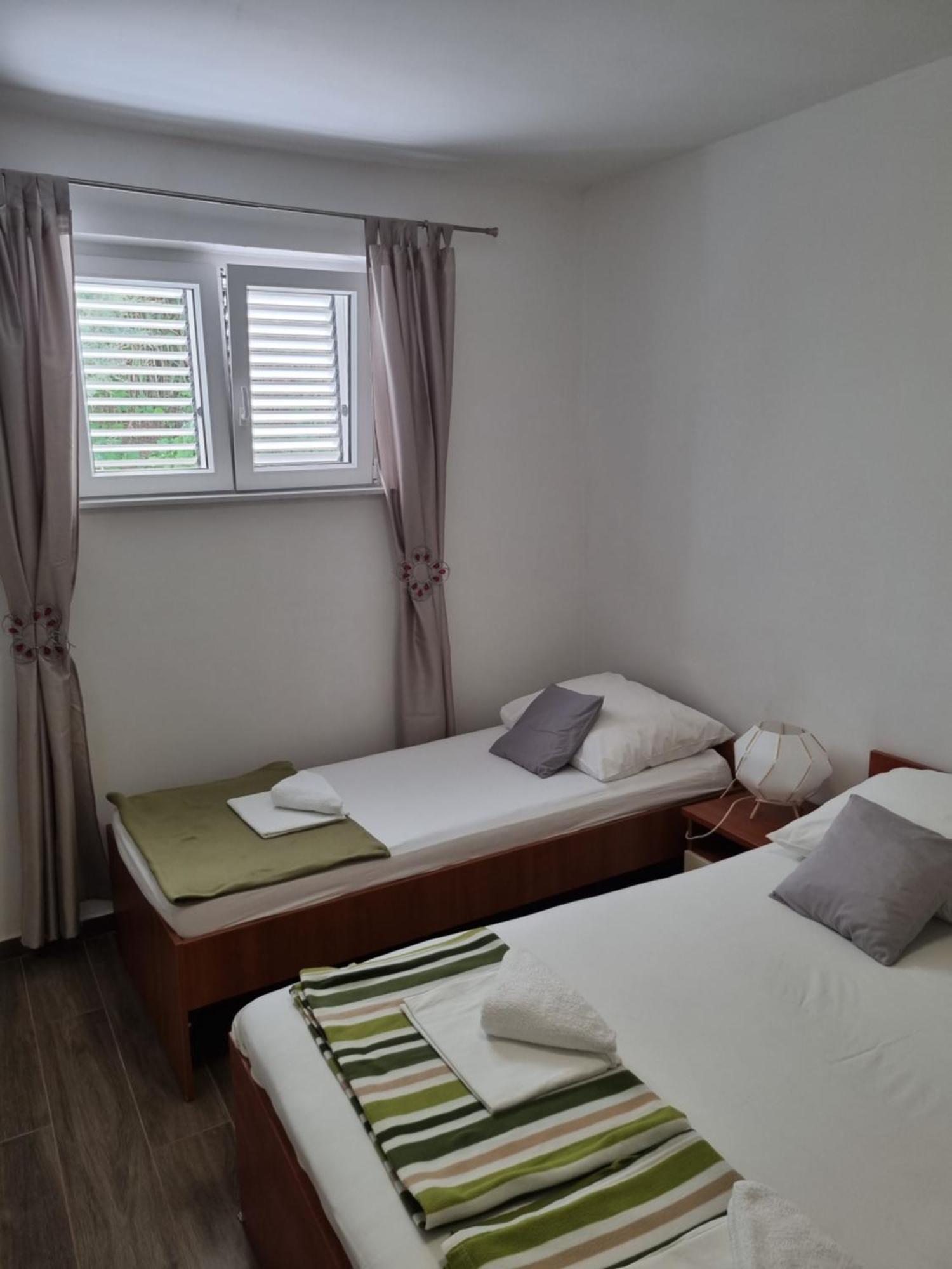 Apartmani Dalmatinka Metajna Esterno foto